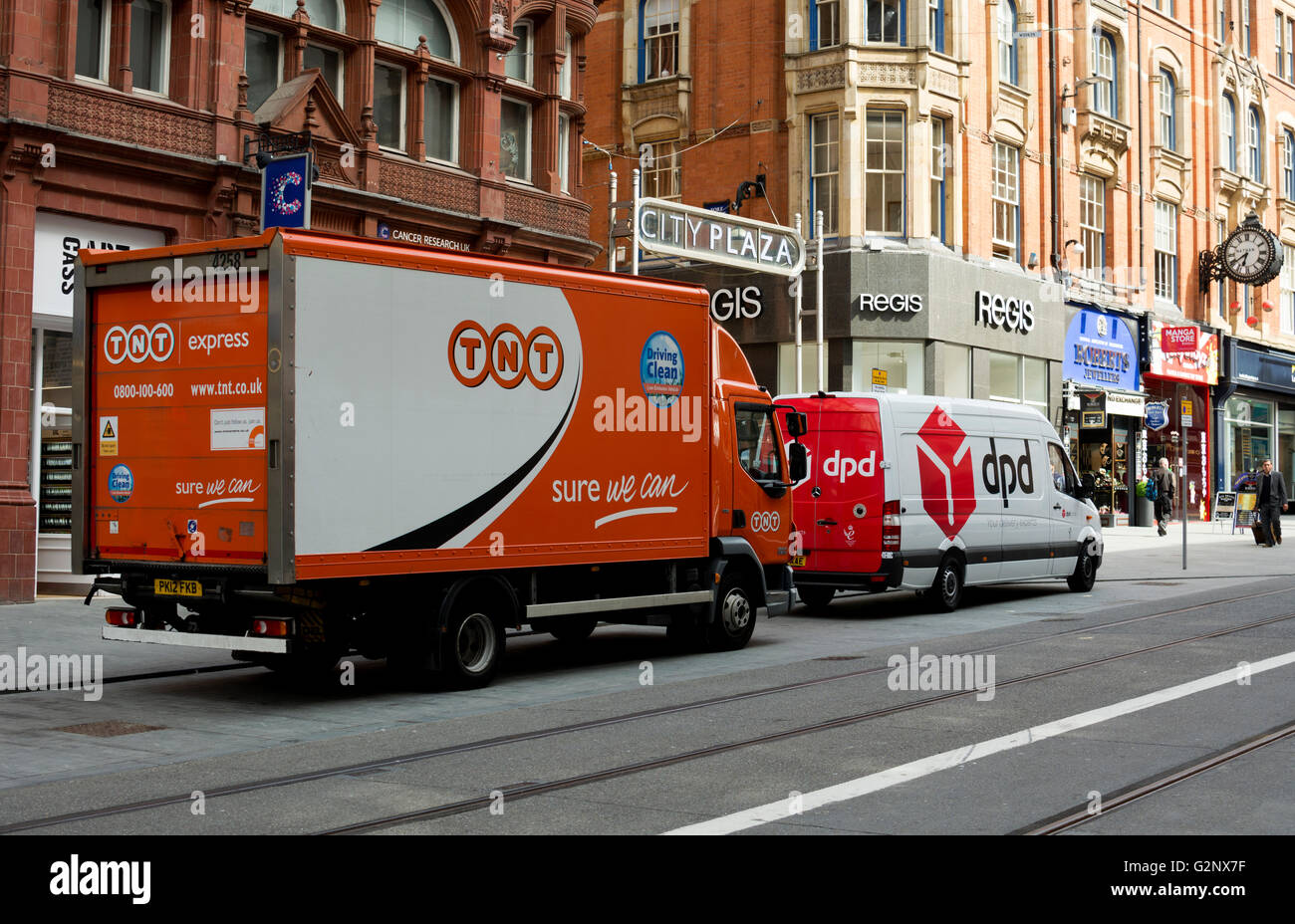 TNT et DPD Parcel véhicules de livraison, du centre-ville de Birmingham, UK Banque D'Images