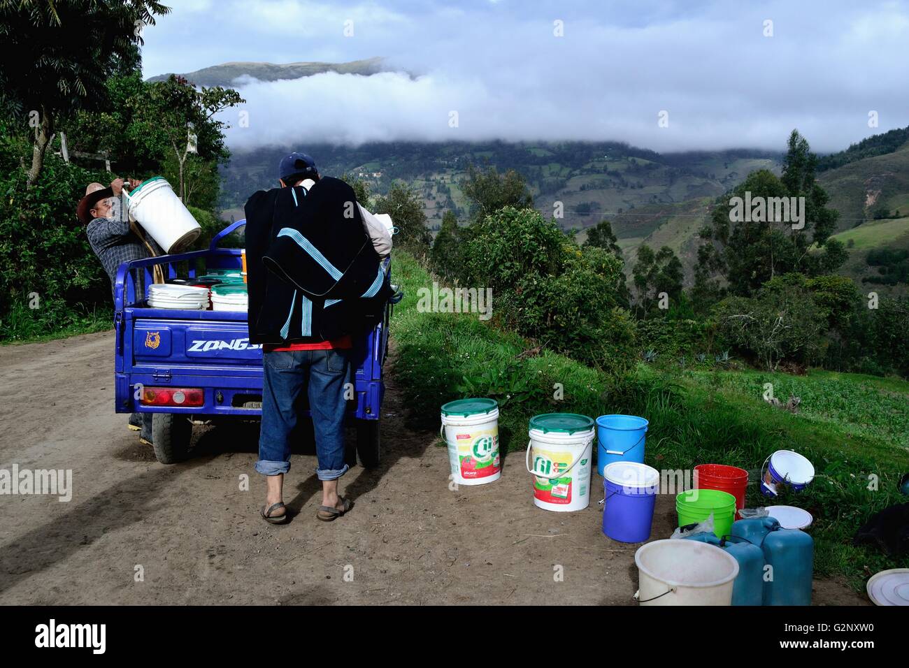 Le transport du lait dans Las Huaringas Pulun ' ' - HUANCABAMBA.. .Département de Piura au Pérou Banque D'Images