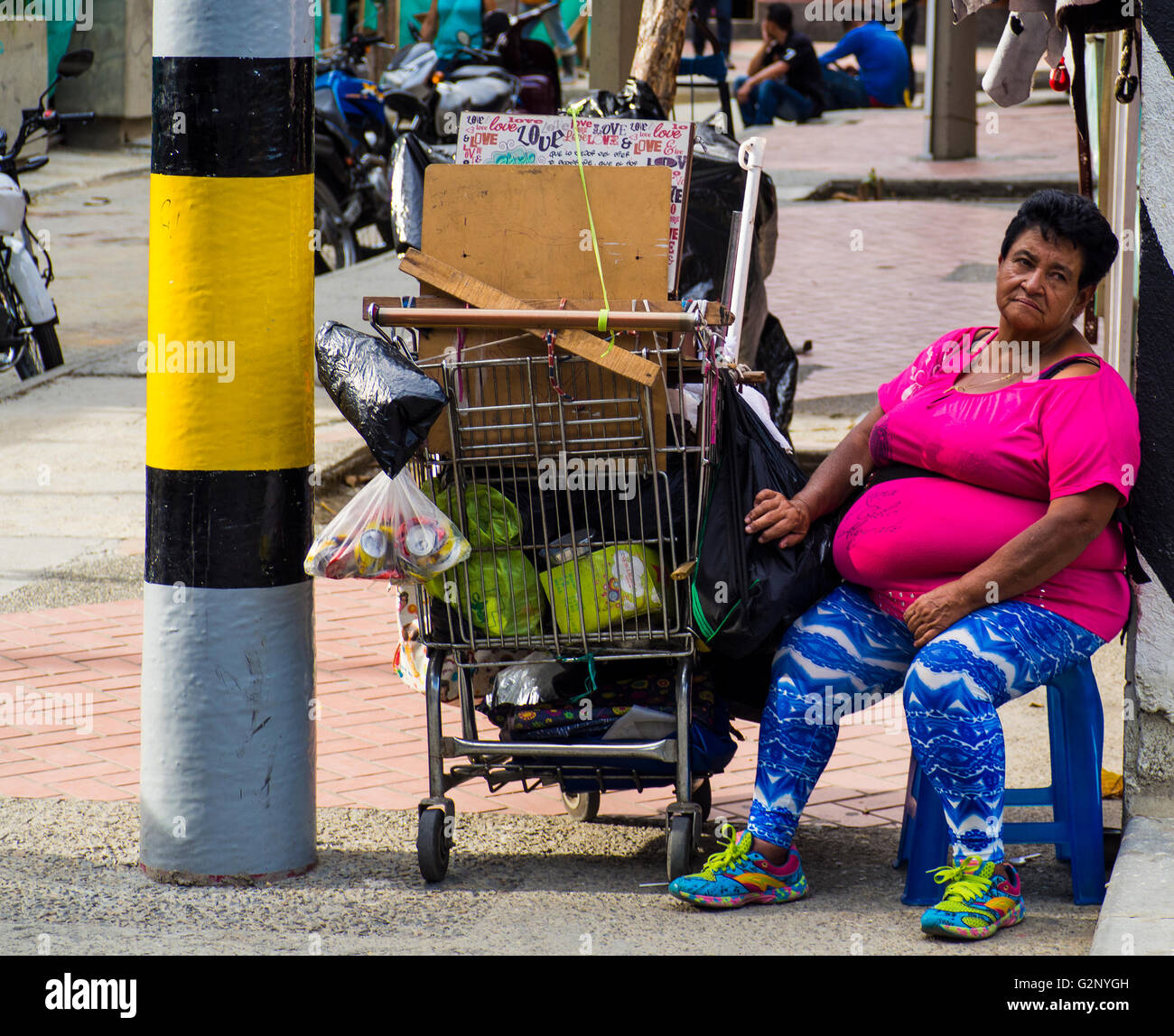 Une dame prend une pause de la collecte d'ordures pour les vendre à une usine de recyclage dans le centre de Medellin, Colombie, près de San Antonio Banque D'Images