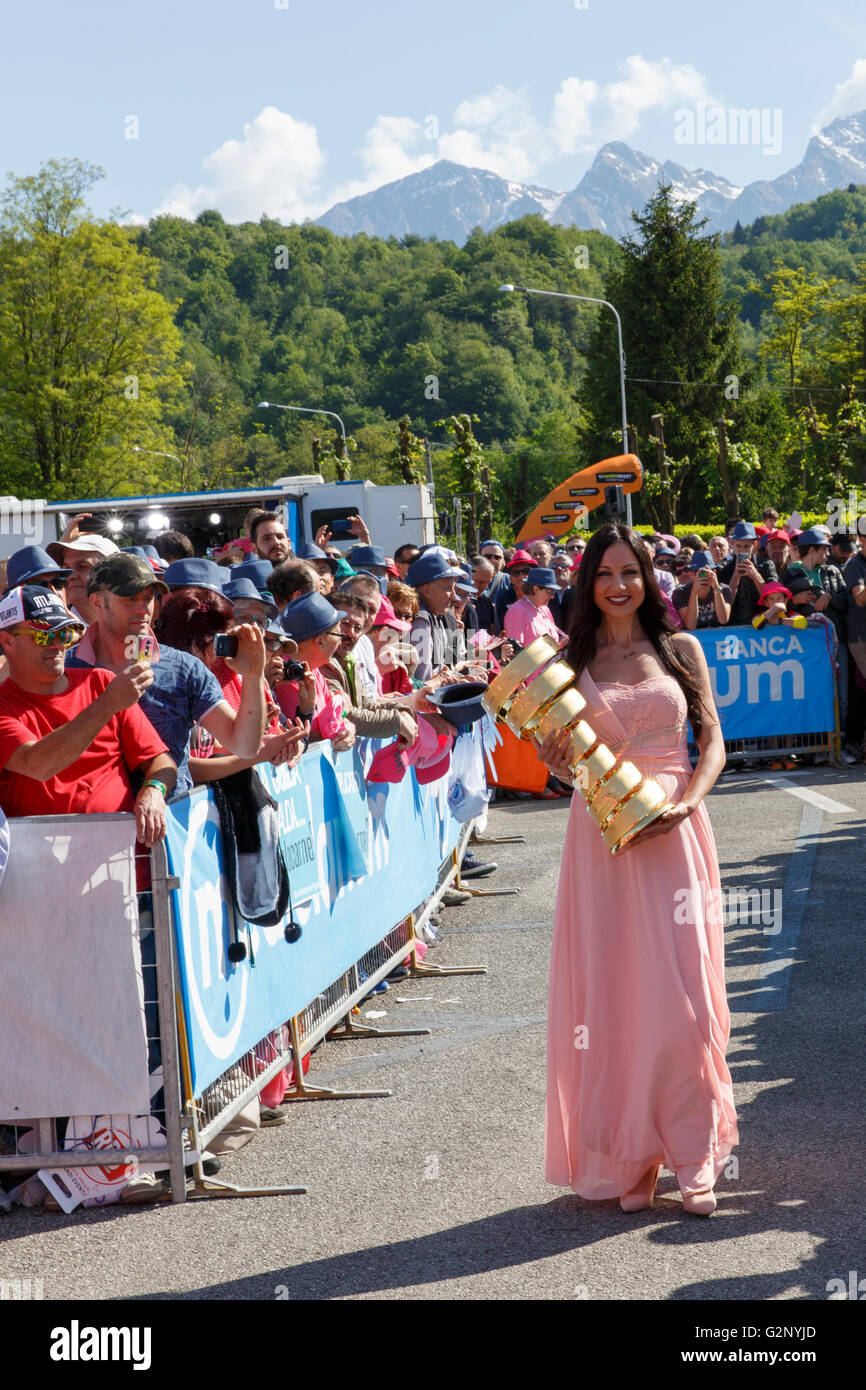 San Lorenzo del Vallo lake Santa Croce, Italie - mai21, 2016 : le trophée avant le début de la 99e du Tour d'Italie 2016 Banque D'Images