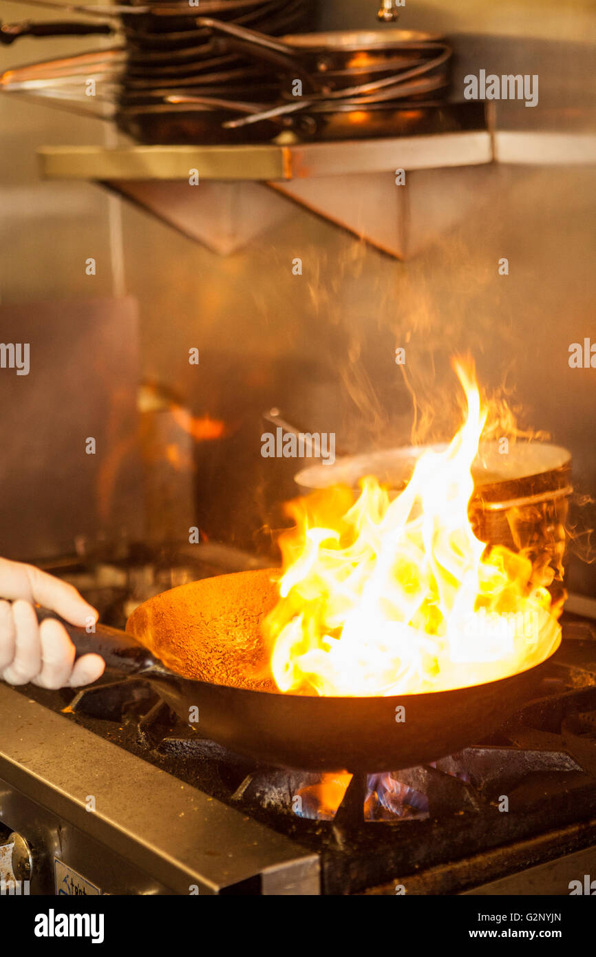 Jupe steak est sautés dans un wok pour le lomo saltado, sandwich bouchée Eatery, Thousand Oaks, Californie Banque D'Images
