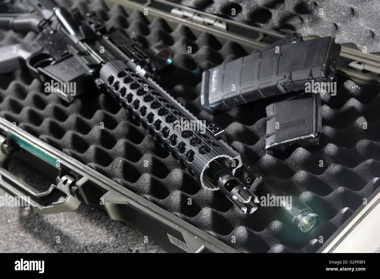 M4 carbine fusil cas tuer killer magazine lumière tactique prêt protéger crime attaque assassiner rift rifte usa précis Banque D'Images