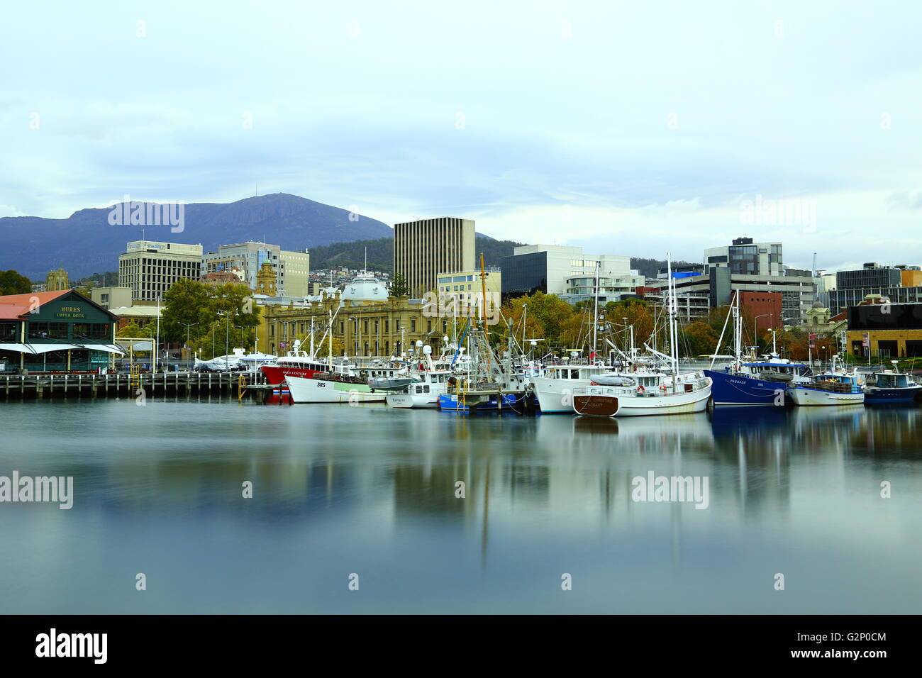 Bateaux de pêche au repos à Constitution Dock, avec Mount Wellington dans l'arrière-plan - Hobart, Tasmanie, Australie. Banque D'Images