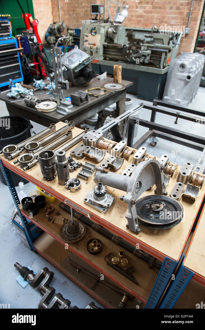 Vintage Bentley pièces moteur à un atelier de restauration à Bicester Heritage Centre. L'Oxfordshire, Angleterre. Banque D'Images