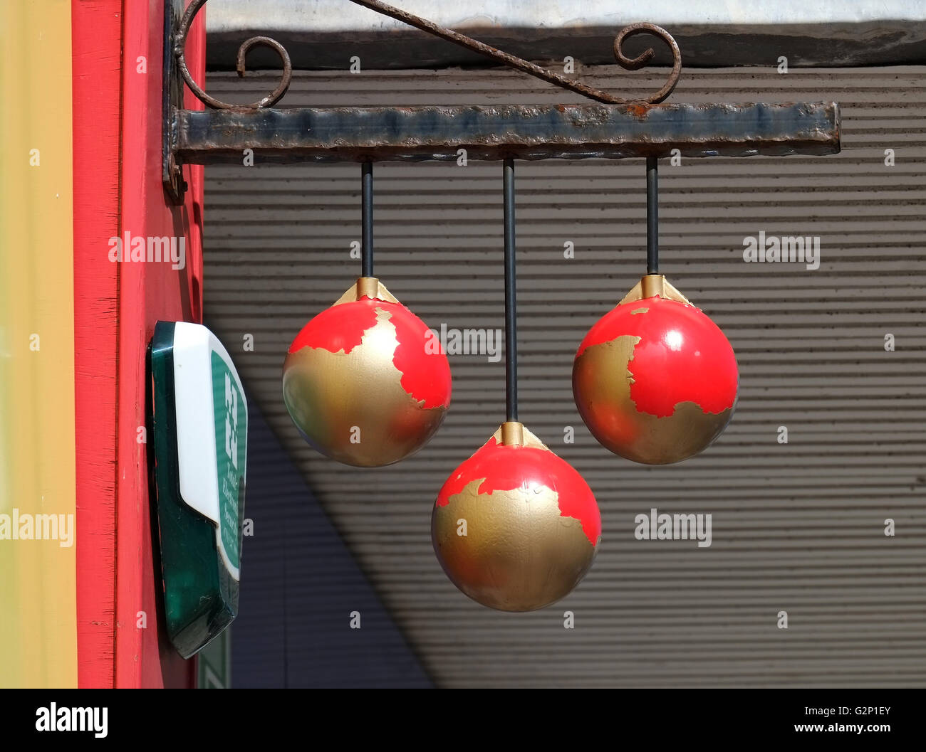Trois courtiers pion ball affiche à l'extérieur de magasin. Banque D'Images