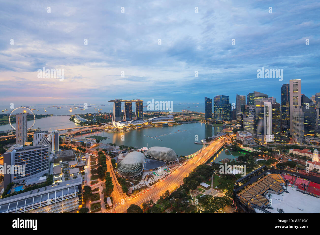 Vue aérienne de Marina Bay à Singapour ville dans la nuit.Singapour est un commerce mondial, la finance et le transport hub en Asie Banque D'Images