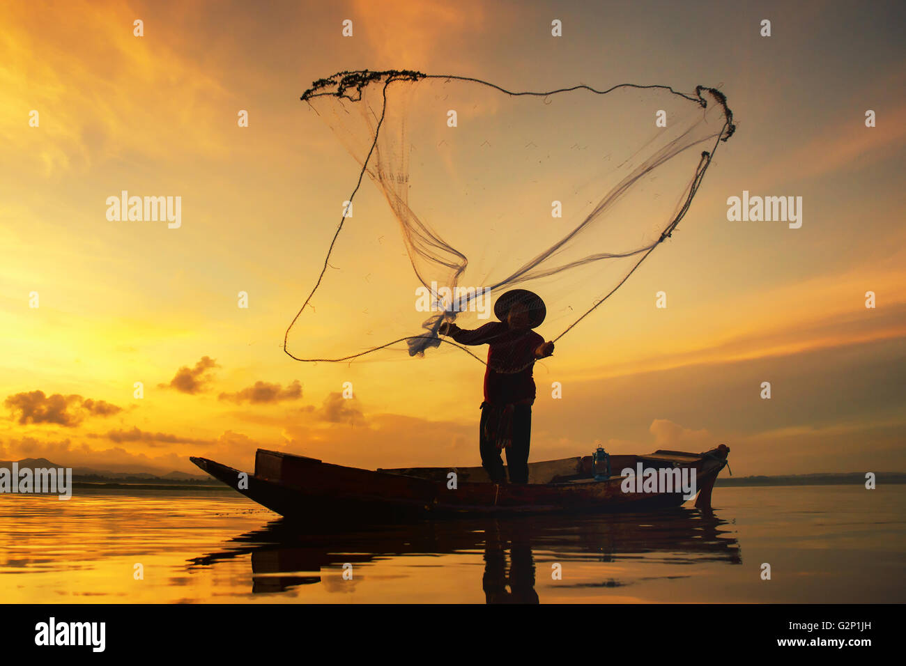 Au lac de pêche pêcheur en matin, en Thaïlande. Banque D'Images