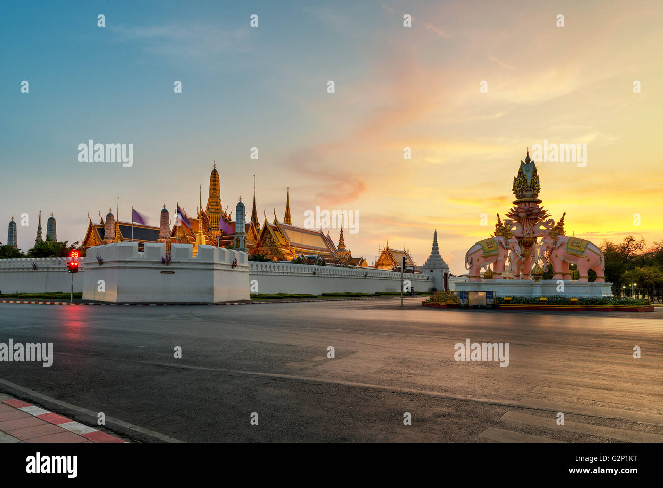 Le Grand Palais et Wat Phra keaw au coucher du soleil à Bangkok, Thaïlande Banque D'Images