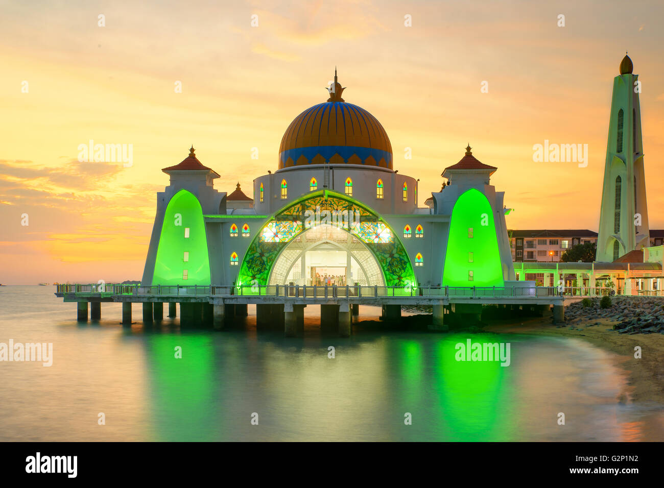 Détroit de Malacca, Malaisie mosquée au coucher du soleil Banque D'Images