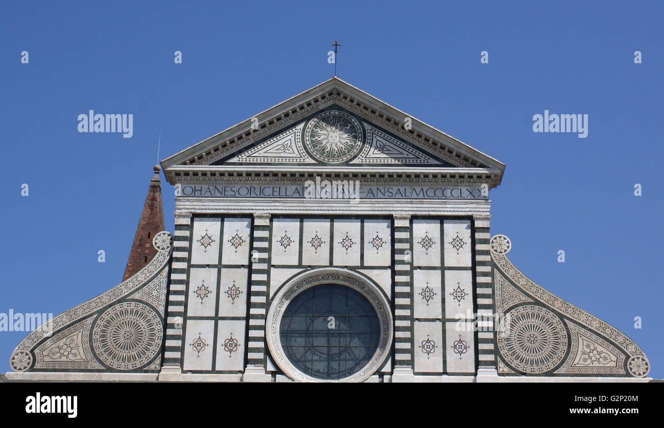 Basilique de Santa Maria Novella, une église à Florence, Italie. La première grande basilique de Florence, et la ville principale de l'église dominicaine. Conçu par Fra Sisto Fiorentino et Fra Ristoro da campi. Bâtiment a commencé autour de 1246 AD, et a été achevé en 1360 sous la supervision du Frère Lacopop Talenti, mais n'a pas été consacré jusqu'en 1420. La partie supérieure de la façade a été achevée vers 1470 par Leone Battisa Alberti. Banque D'Images