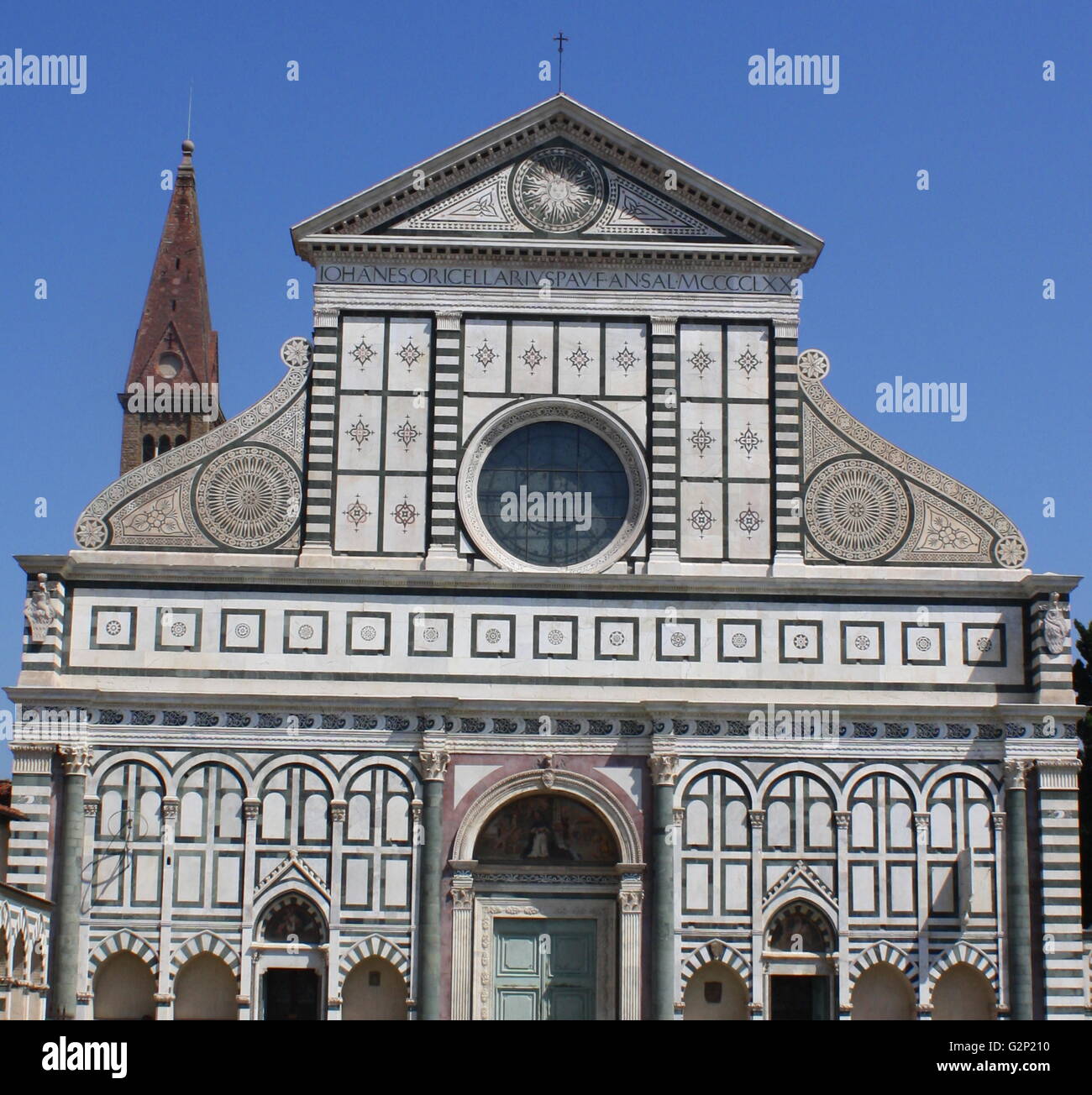 Basilique de Santa Maria Novella, une église à Florence, Italie. La première grande basilique de Florence, et la ville principale de l'église dominicaine. Conçu par Fra Sisto Fiorentino et Fra Ristoro da campi. Bâtiment a commencé autour de 1246 AD, et a été achevé en 1360 sous la supervision du Frère Lacopop Talenti, mais n'a pas été consacré jusqu'en 1420. La partie supérieure de la façade a été achevée vers 1470 par Leone Battisa Alberti. Banque D'Images