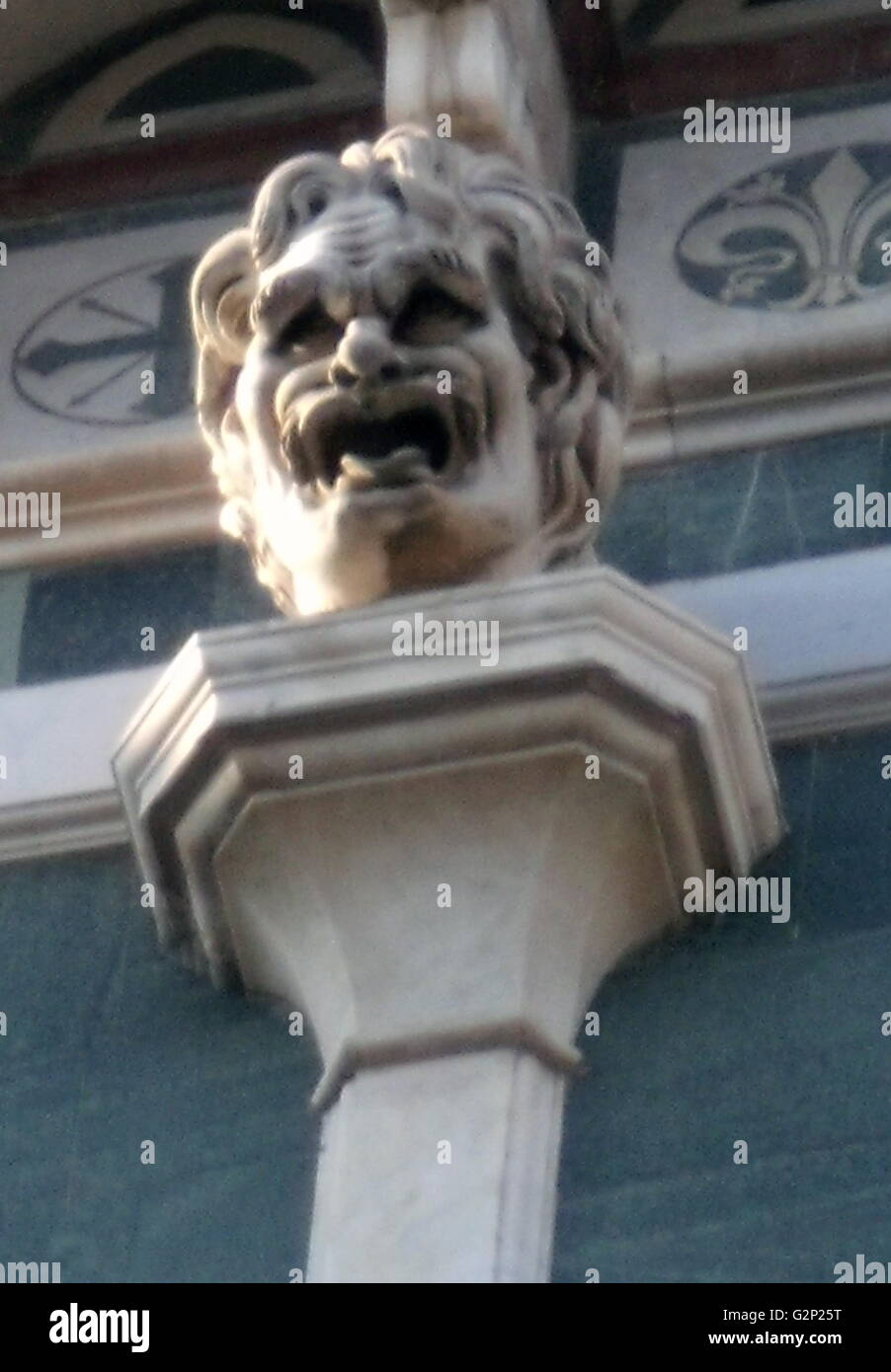 Détail de l'faþade à partir de la Basilique de Santa Maria del Fiore, plus communément appelé le 'Duomo'. Florence, Italie. A commencé en 1296 sur la base de la conception d'Arnolfo di Cambio, mais n'était pas complet jusqu'à 1436 lorsque Filippo Brunelleschi conçu le dôme. L'une des plus grandes églises de l'Italie. L'faþade a été conçu par Emilio De Fabris en 1871 et a été achevé en 1887. L'original, incomplète a été démantelée en 1588 faþade. L'ensemble de l'faþade est dédié à la mère du Christ. Banque D'Images