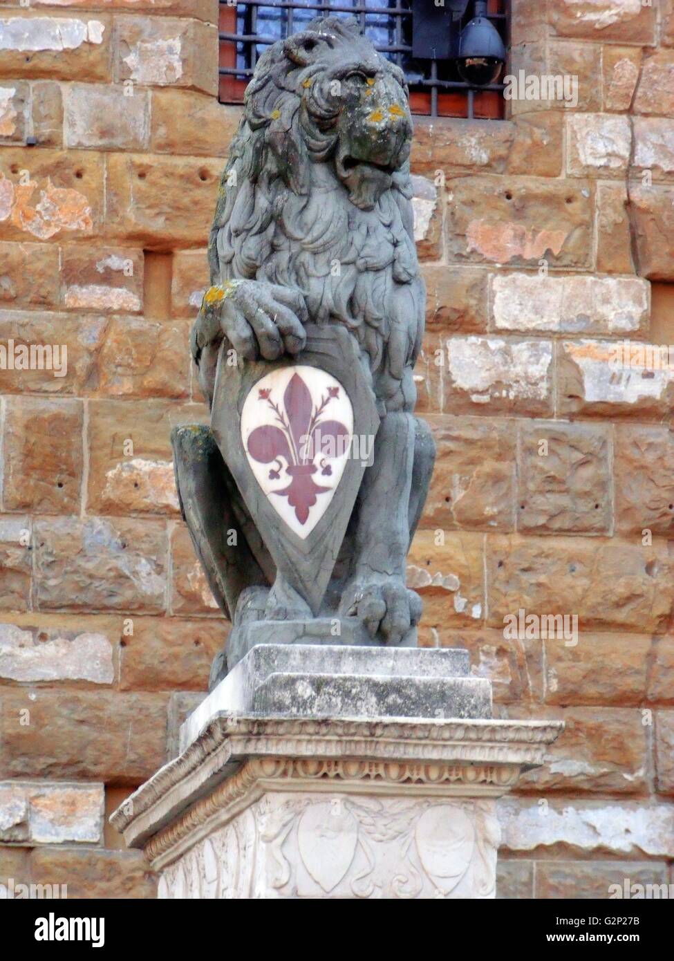 Un lion doré du Palazzo Vecchio. Hôtel de ville de Florence, en Italie. L'un d'une paire de deux lions dorés dans l'entrée du Palais. L'entrée principale a une plante ornementale en frontispice, datant de 1528. Banque D'Images Un lion doré du Palazzo Vecchio. Hôtel de ville de Florence, en Italie. L'un d'une paire de deux lions dorés dans l'entrée du Palais. L'entrée principale a une plante ornementale en frontispice, datant de 1528. Banque D'Images