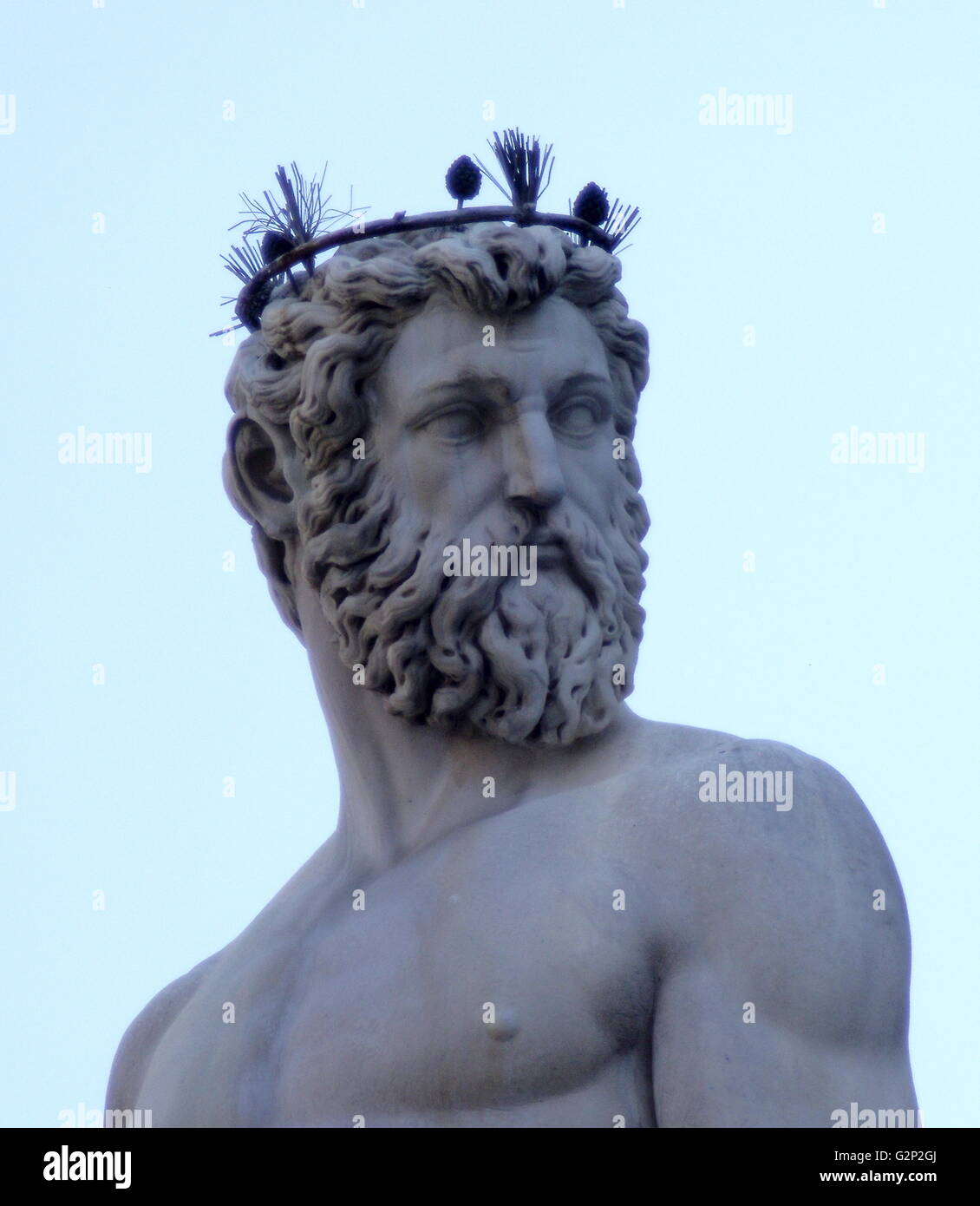 Détail de la fontaine de Neptune de la Piazza della Signoria (un carré en face du Palazzo Vecchio) Florence, Italie. Elle a été commandée en 1565 et est par le sculpteur Bartolomeo Ammannati, cependant le design a été fait par Baccio Bandinelli avant sa mort. La sculpture est faite de marbre Apuanes, et est censée représenter la domination florentine sur la mer. Elle a été commandée pour un mariage, et le visage de Neptune ressemble à celui de Cosimo I de Médicis, duc de Florence/Grand-duc de Toscane, et père du marié. Banque D'Images