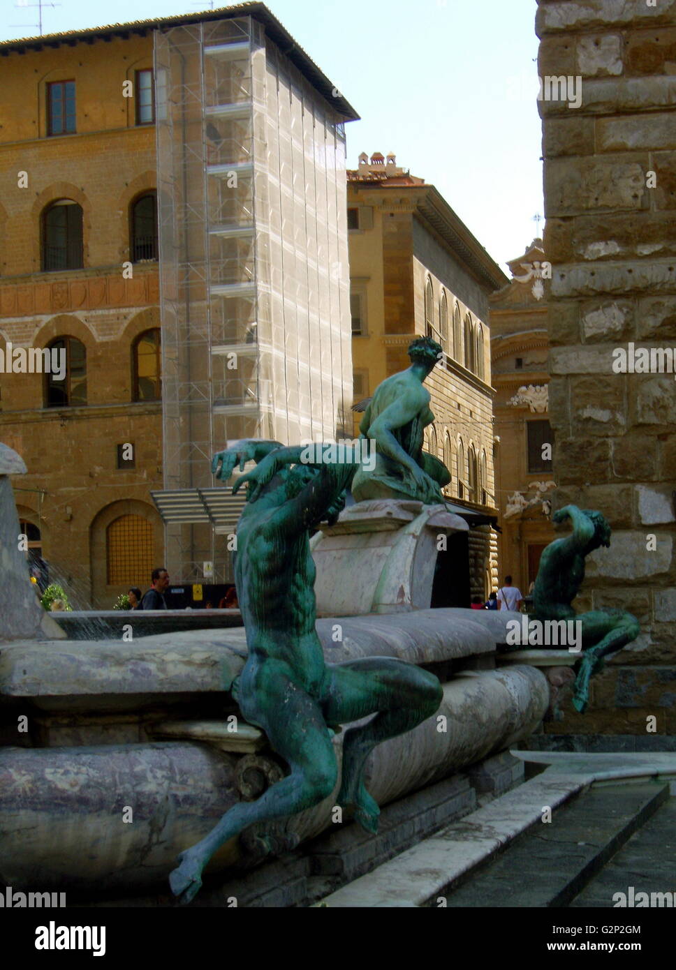 La fontaine de Neptune de la Piazza della Signoria (un carré en face du Palazzo Vecchio) Florence, Italie. Elle a été commandée en 1565 et est par le sculpteur Bartolomeo Ammannati, cependant le design a été fait par Baccio Bandinelli avant sa mort. La sculpture est faite de marbre Apuanes, et est censée représenter la domination florentine sur la mer. Elle a été commandée pour un mariage, et le visage de Neptune ressemble à celui de Cosimo I de Médicis, duc de Florence/Grand-duc de Toscane, et père du marié. Banque D'Images