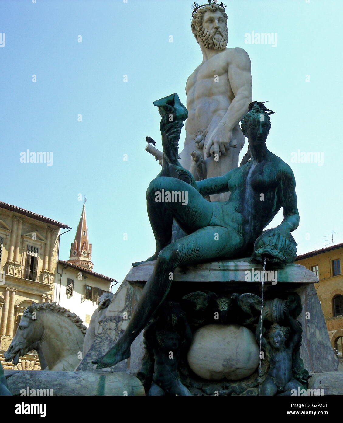 La fontaine de Neptune de la Piazza della Signoria (un carré en face du Palazzo Vecchio) Florence, Italie. Elle a été commandée en 1565 et est par le sculpteur Bartolomeo Ammannati, cependant le design a été fait par Baccio Bandinelli avant sa mort. La sculpture est faite de marbre Apuanes, et est censée représenter la domination florentine sur la mer. Elle a été commandée pour un mariage, et le visage de Neptune ressemble à celui de Cosimo I de Médicis, duc de Florence/Grand-duc de Toscane, et père du marié. Banque D'Images