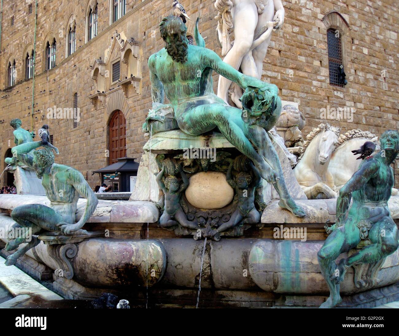 Détail de la fontaine de Neptune de la Piazza della Signoria (un carré en face du Palazzo Vecchio) Florence, Italie. Elle a été commandée en 1565 et est par le sculpteur Bartolomeo Ammannati, cependant le design a été fait par Baccio Bandinelli avant sa mort. La sculpture est faite de marbre Apuanes, et est censée représenter la domination florentine sur la mer. Elle a été commandée pour un mariage, et le visage de Neptune ressemble à celui de Cosimo I de Médicis, duc de Florence/Grand-duc de Toscane, et père du marié. Banque D'Images