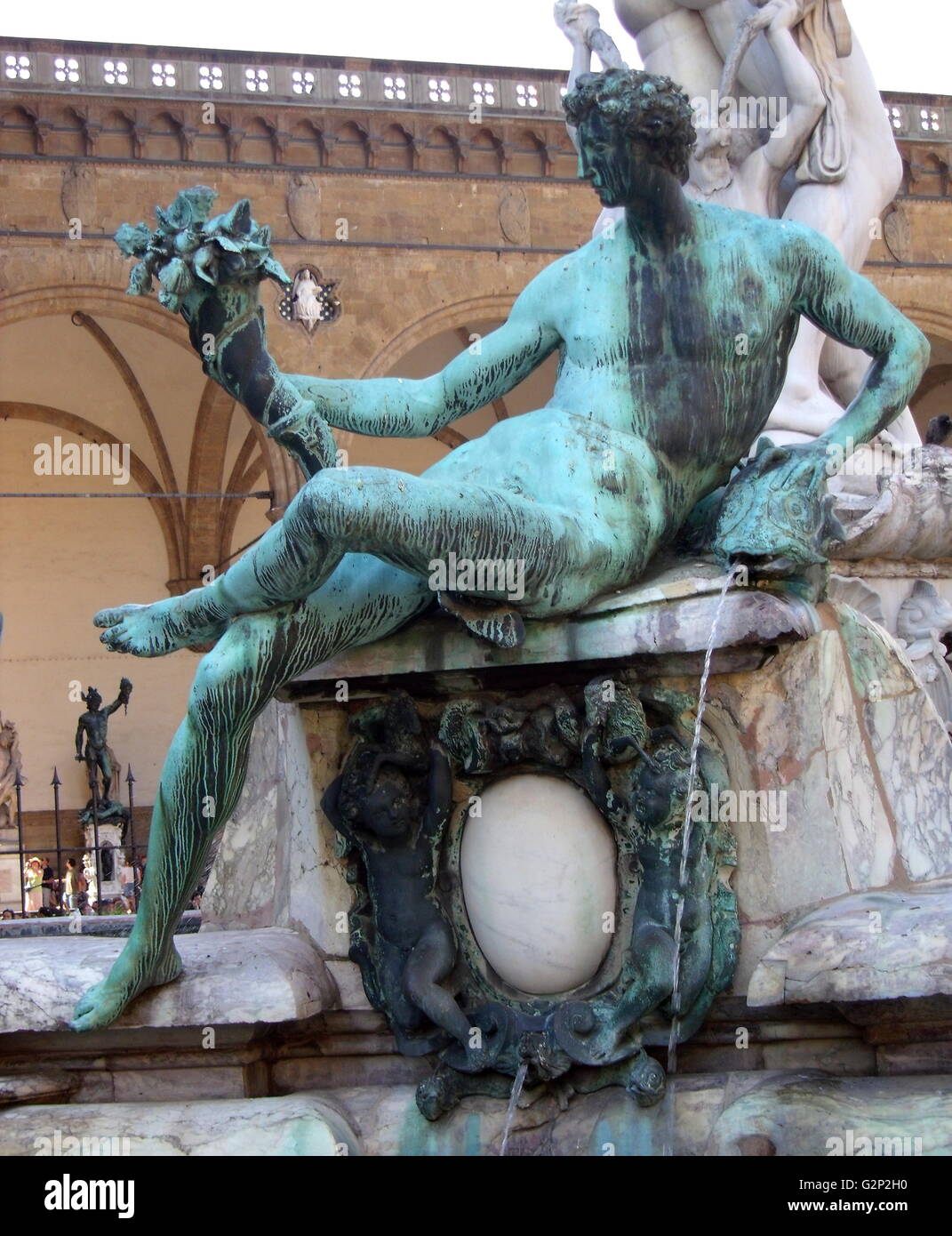 Détail de la fontaine de Neptune de la Piazza della Signoria (un carré en face du Palazzo Vecchio) Florence, Italie. Elle a été commandée en 1565 et est par le sculpteur Bartolomeo Ammannati, cependant le design a été fait par Baccio Bandinelli avant sa mort. La sculpture est faite de marbre Apuanes, et est censée représenter la domination florentine sur la mer. Elle a été commandée pour un mariage, et le visage de Neptune ressemble à celui de Cosimo I de Médicis, duc de Florence/Grand-duc de Toscane, et père du marié. Banque D'Images