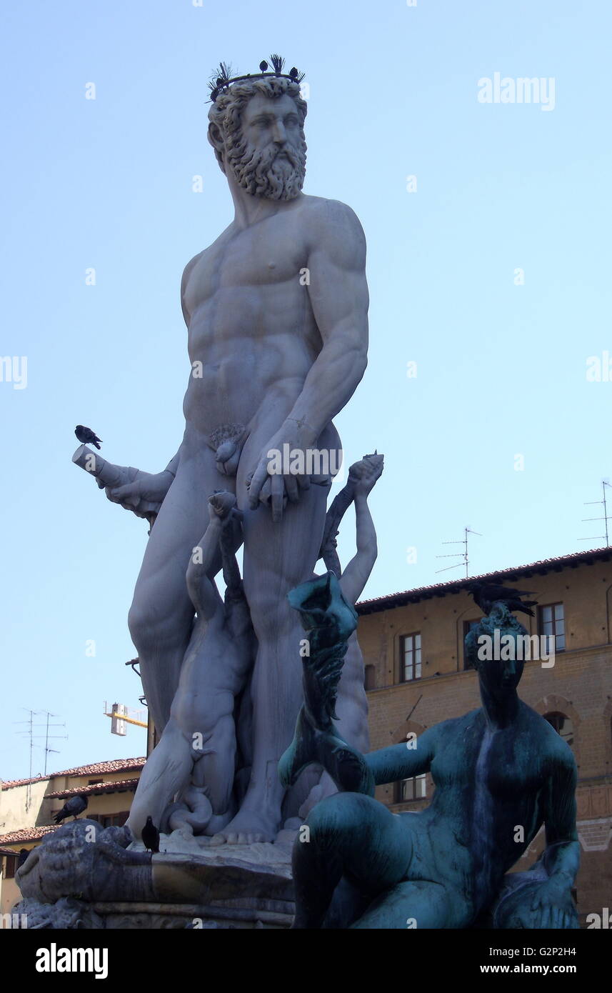 La fontaine de Neptune de la Piazza della Signoria (un carré en face du Palazzo Vecchio) Florence, Italie. Elle a été commandée en 1565 et est par le sculpteur Bartolomeo Ammannati, cependant le design a été fait par Baccio Bandinelli avant sa mort. La sculpture est faite de marbre Apuanes, et est censée représenter la domination florentine sur la mer. Elle a été commandée pour un mariage, et le visage de Neptune ressemble à celui de Cosimo I de Médicis, duc de Florence/Grand-duc de Toscane, et père du marié. Banque D'Images