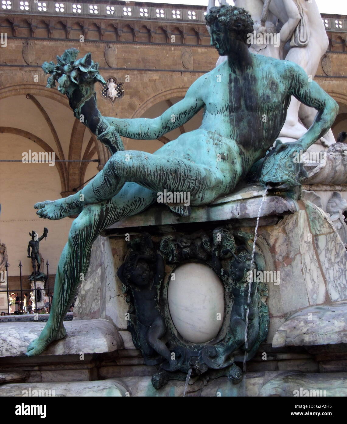 Détail de la fontaine de Neptune de la Piazza della Signoria (un carré en face du Palazzo Vecchio) Florence, Italie. Elle a été commandée en 1565 et est par le sculpteur Bartolomeo Ammannati, cependant le design a été fait par Baccio Bandinelli avant sa mort. La sculpture est faite de marbre Apuanes, et est censée représenter la domination florentine sur la mer. Elle a été commandée pour un mariage, et le visage de Neptune ressemble à celui de Cosimo I de Médicis, duc de Florence/Grand-duc de Toscane, et père du marié. Banque D'Images