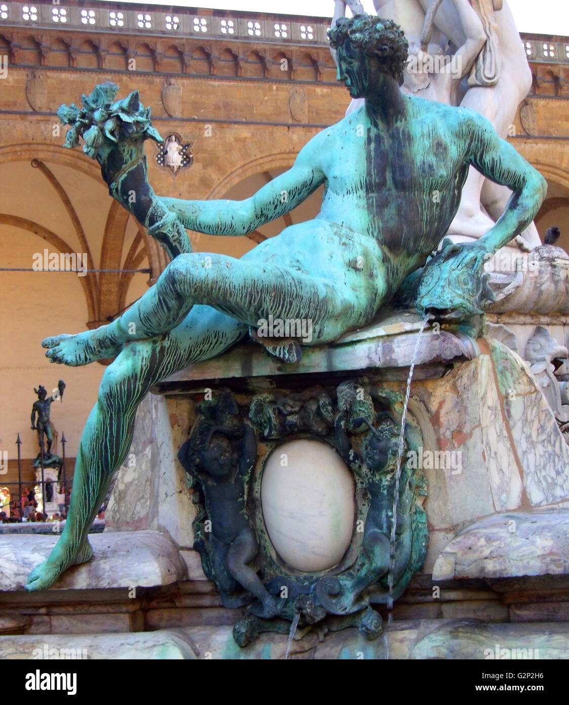 Détail de la fontaine de Neptune de la Piazza della Signoria (un carré en face du Palazzo Vecchio) Florence, Italie. Elle a été commandée en 1565 et est par le sculpteur Bartolomeo Ammannati, cependant le design a été fait par Baccio Bandinelli avant sa mort. La sculpture est faite de marbre Apuanes, et est censée représenter la domination florentine sur la mer. Elle a été commandée pour un mariage, et le visage de Neptune ressemble à celui de Cosimo I de Médicis, duc de Florence/Grand-duc de Toscane, et père du marié. Banque D'Images