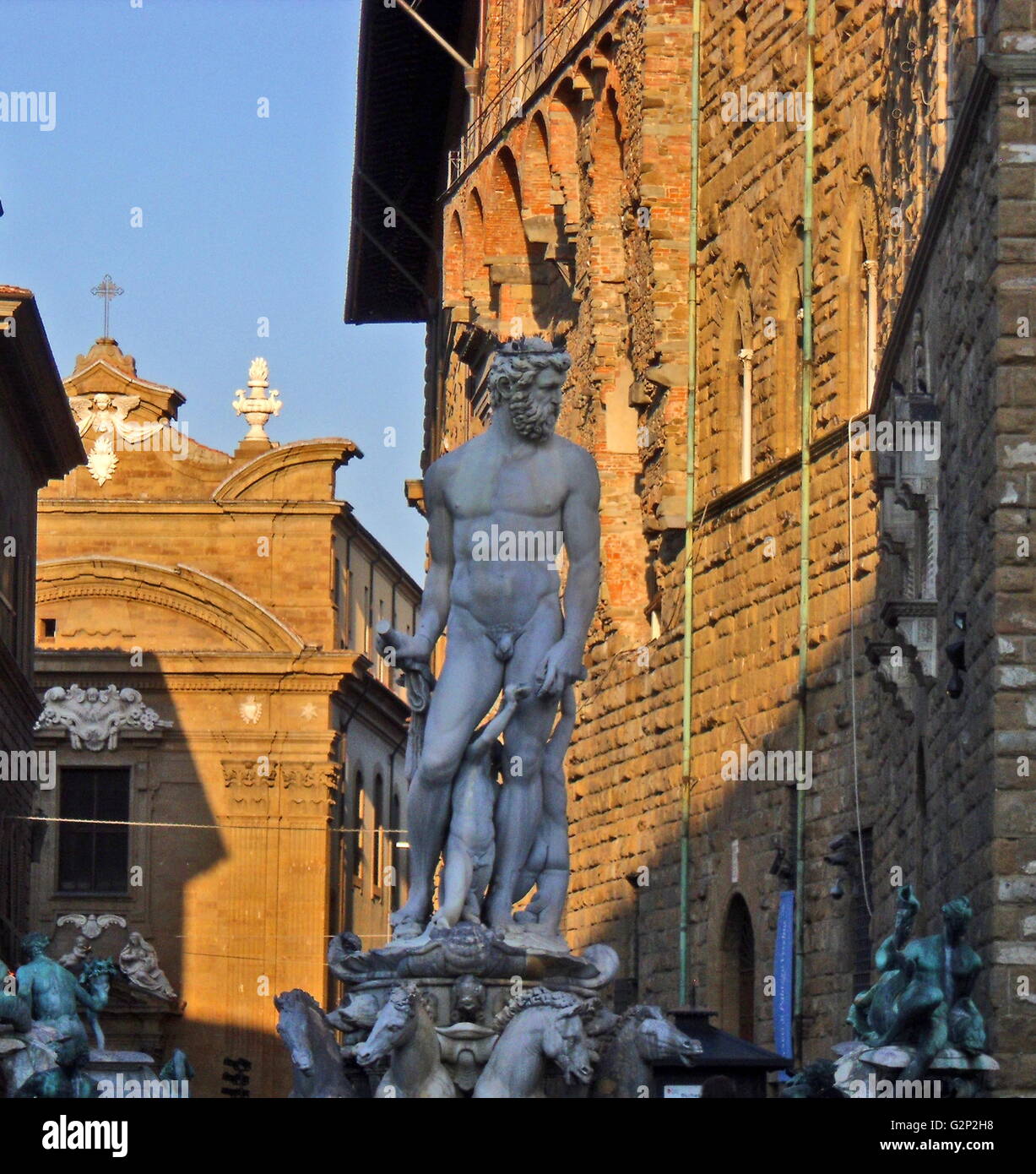 La fontaine de Neptune de la Piazza della Signoria (un carré en face du Palazzo Vecchio) Florence, Italie. Elle a été commandée en 1565 et est par le sculpteur Bartolomeo Ammannati, cependant le design a été fait par Baccio Bandinelli avant sa mort. La sculpture est faite de marbre Apuanes, et est censée représenter la domination florentine sur la mer. Elle a été commandée pour un mariage, et le visage de Neptune ressemble à celui de Cosimo I de Médicis, duc de Florence/Grand-duc de Toscane, et père du marié. Banque D'Images
