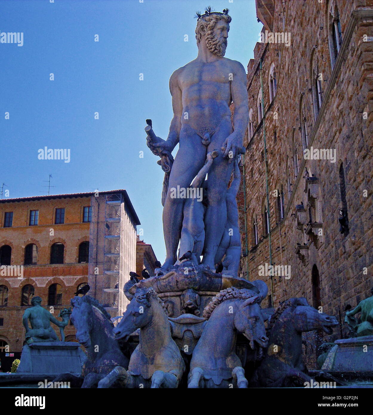 La fontaine de Neptune de la Piazza della Signoria (un carré en face du Palazzo Vecchio) Florence, Italie. Elle a été commandée en 1565 et est par le sculpteur Bartolomeo Ammannati, cependant le design a été fait par Baccio Bandinelli avant sa mort. La sculpture est faite de marbre Apuanes, et est censée représenter la domination florentine sur la mer. Elle a été commandée pour un mariage, et le visage de Neptune ressemble à celui de Cosimo I de Médicis, duc de Florence/Grand-duc de Toscane, et père du marié. Banque D'Images