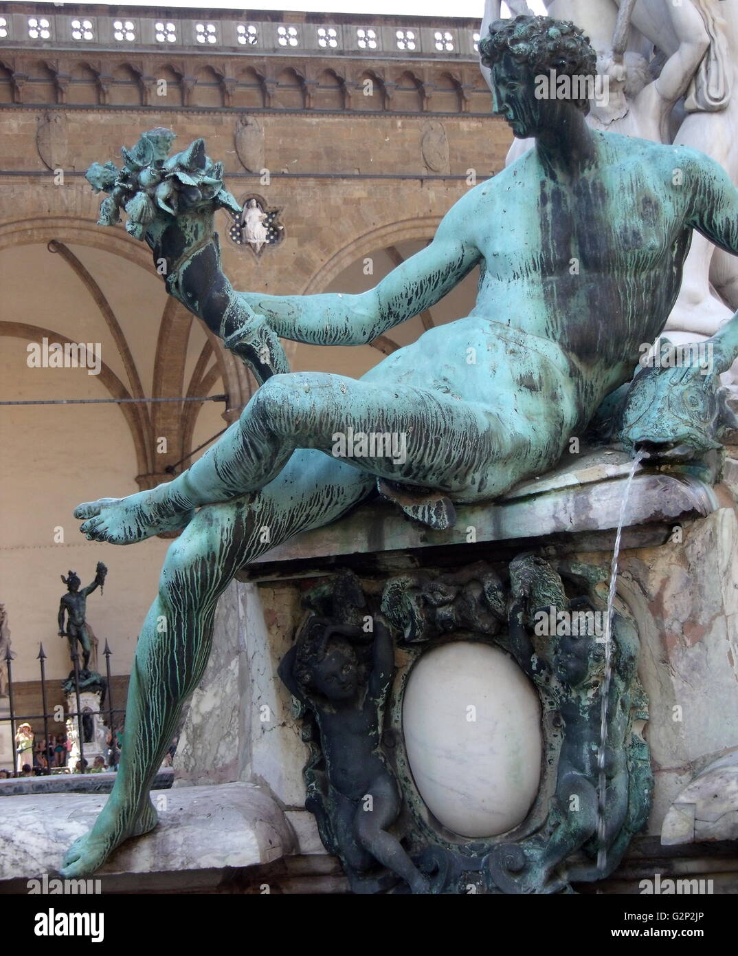 Détail de la fontaine de Neptune de la Piazza della Signoria (un carré en face du Palazzo Vecchio) Florence, Italie. Elle a été commandée en 1565 et est par le sculpteur Bartolomeo Ammannati, cependant le design a été fait par Baccio Bandinelli avant sa mort. La sculpture est faite de marbre Apuanes, et est censée représenter la domination florentine sur la mer. Elle a été commandée pour un mariage, et le visage de Neptune ressemble à celui de Cosimo I de Médicis, duc de Florence/Grand-duc de Toscane, et père du marié. Banque D'Images