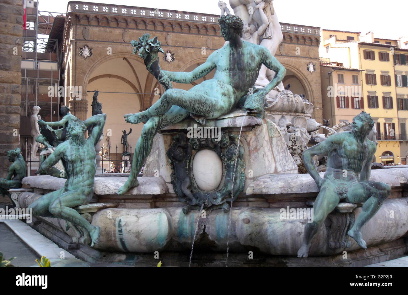 Détail de la fontaine de Neptune de la Piazza della Signoria (un carré en face du Palazzo Vecchio) Florence, Italie. Elle a été commandée en 1565 et est par le sculpteur Bartolomeo Ammannati, cependant le design a été fait par Baccio Bandinelli avant sa mort. La sculpture est faite de marbre Apuanes, et est censée représenter la domination florentine sur la mer. Elle a été commandée pour un mariage, et le visage de Neptune ressemble à celui de Cosimo I de Médicis, duc de Florence/Grand-duc de Toscane, et père du marié. Banque D'Images