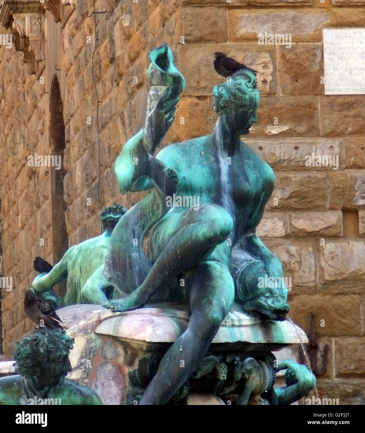 Détail de la fontaine de Neptune de la Piazza della Signoria (un carré en face du Palazzo Vecchio) Florence, Italie. Elle a été commandée en 1565 et est par le sculpteur Bartolomeo Ammannati, cependant le design a été fait par Baccio Bandinelli avant sa mort. La sculpture est faite de marbre Apuanes, et est censée représenter la domination florentine sur la mer. Elle a été commandée pour un mariage, et le visage de Neptune ressemble à celui de Cosimo I de Médicis, duc de Florence/Grand-duc de Toscane, et père du marié. Banque D'Images