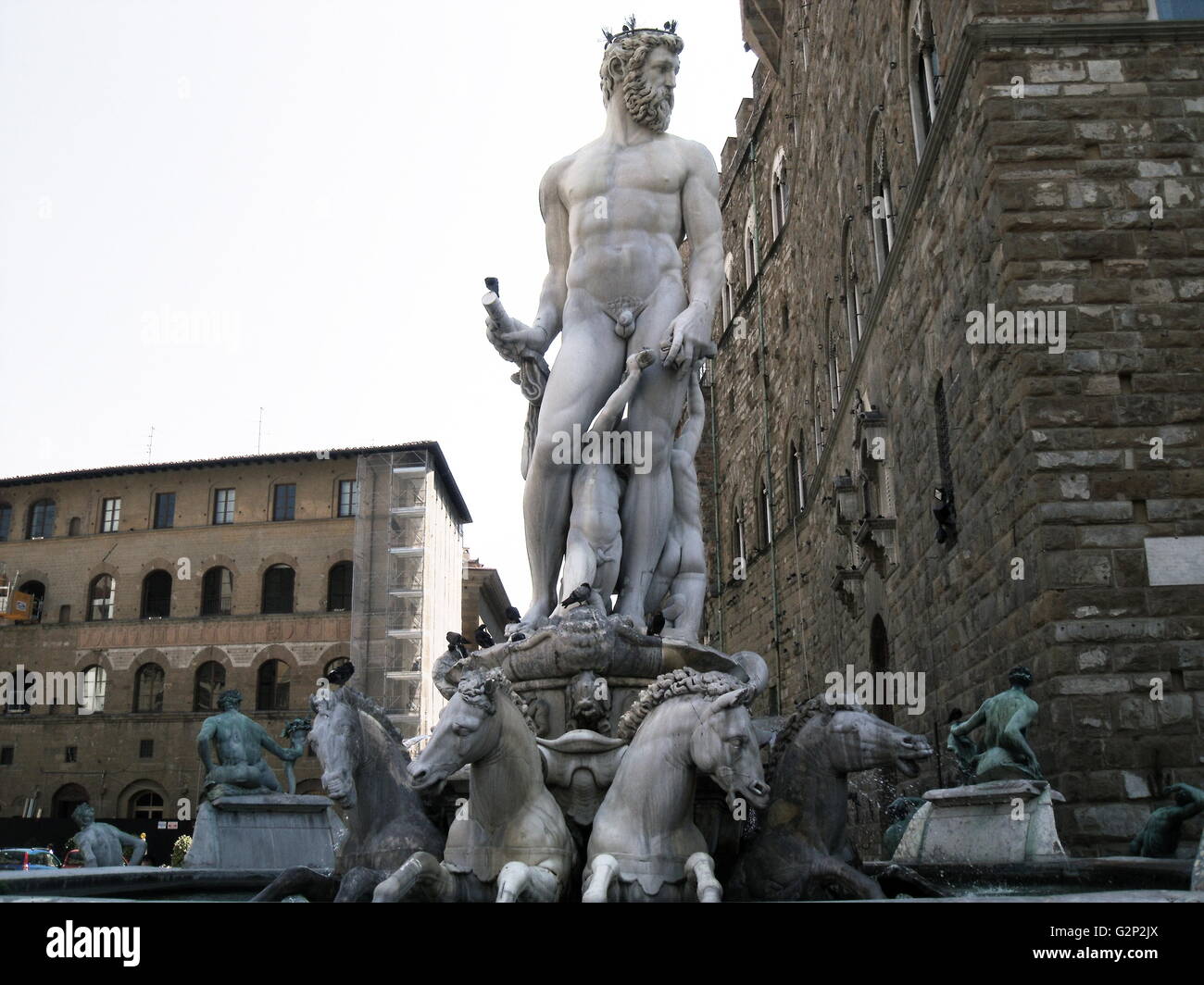 La fontaine de Neptune de la Piazza della Signoria (un carré en face du Palazzo Vecchio) Florence, Italie. Elle a été commandée en 1565 et est par le sculpteur Bartolomeo Ammannati, cependant le design a été fait par Baccio Bandinelli avant sa mort. La sculpture est faite de marbre Apuanes, et est censée représenter la domination florentine sur la mer. Elle a été commandée pour un mariage, et le visage de Neptune ressemble à celui de Cosimo I de Médicis, duc de Florence/Grand-duc de Toscane, et père du marié. Banque D'Images