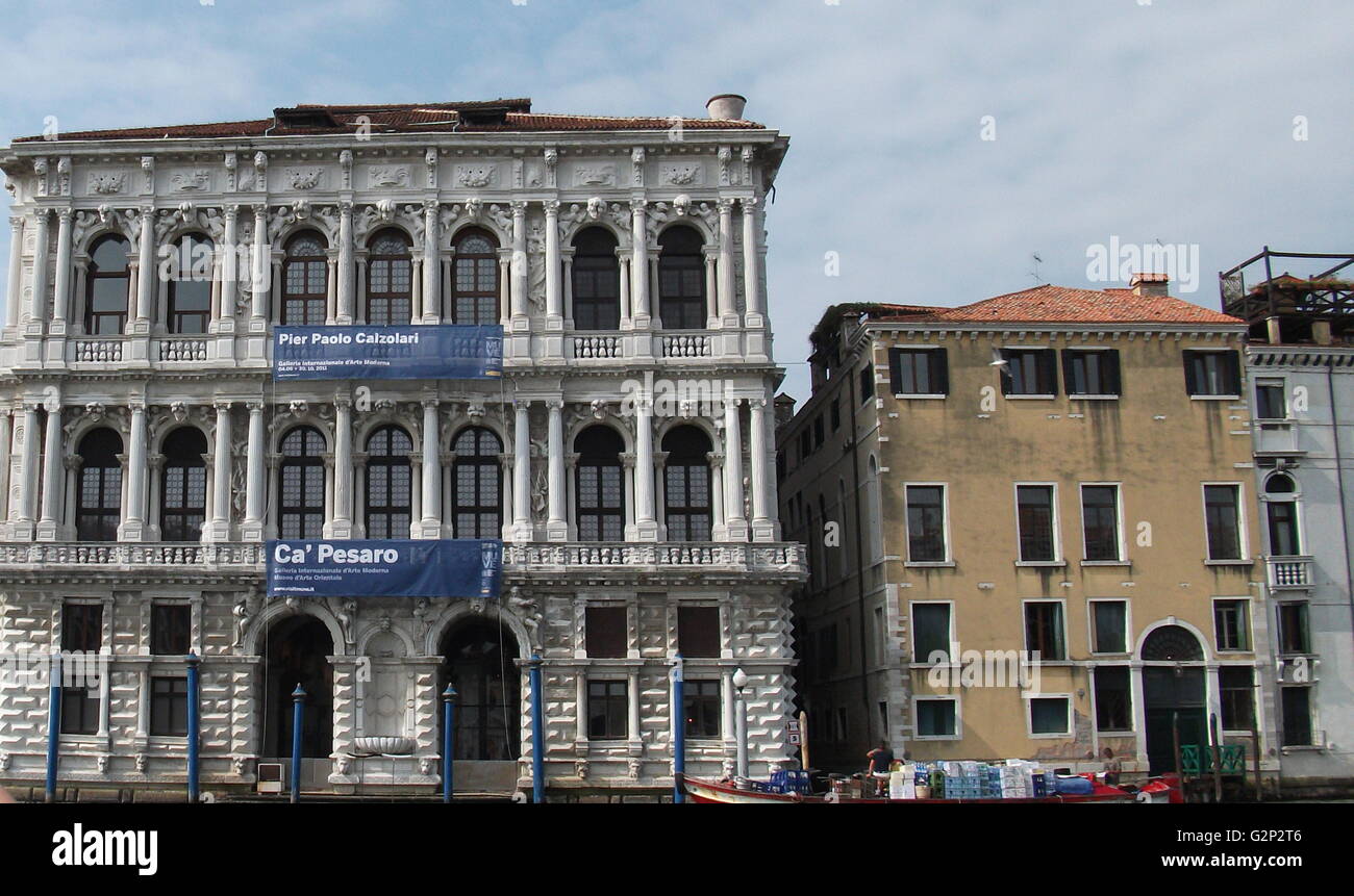 La Ca' Pesaro. Un palais de marbre de style baroque qui fait face au Grand Canal de Venise, Italie. Conçu par Baldassarre Longhena au milieu du 17e siècle, mais achevé par Gian Antonio Gaspari en 1710. Maintenant c'est l'un des 11 musées gérés par la Fondazione Musei Civici di Venezia. Banque D'Images