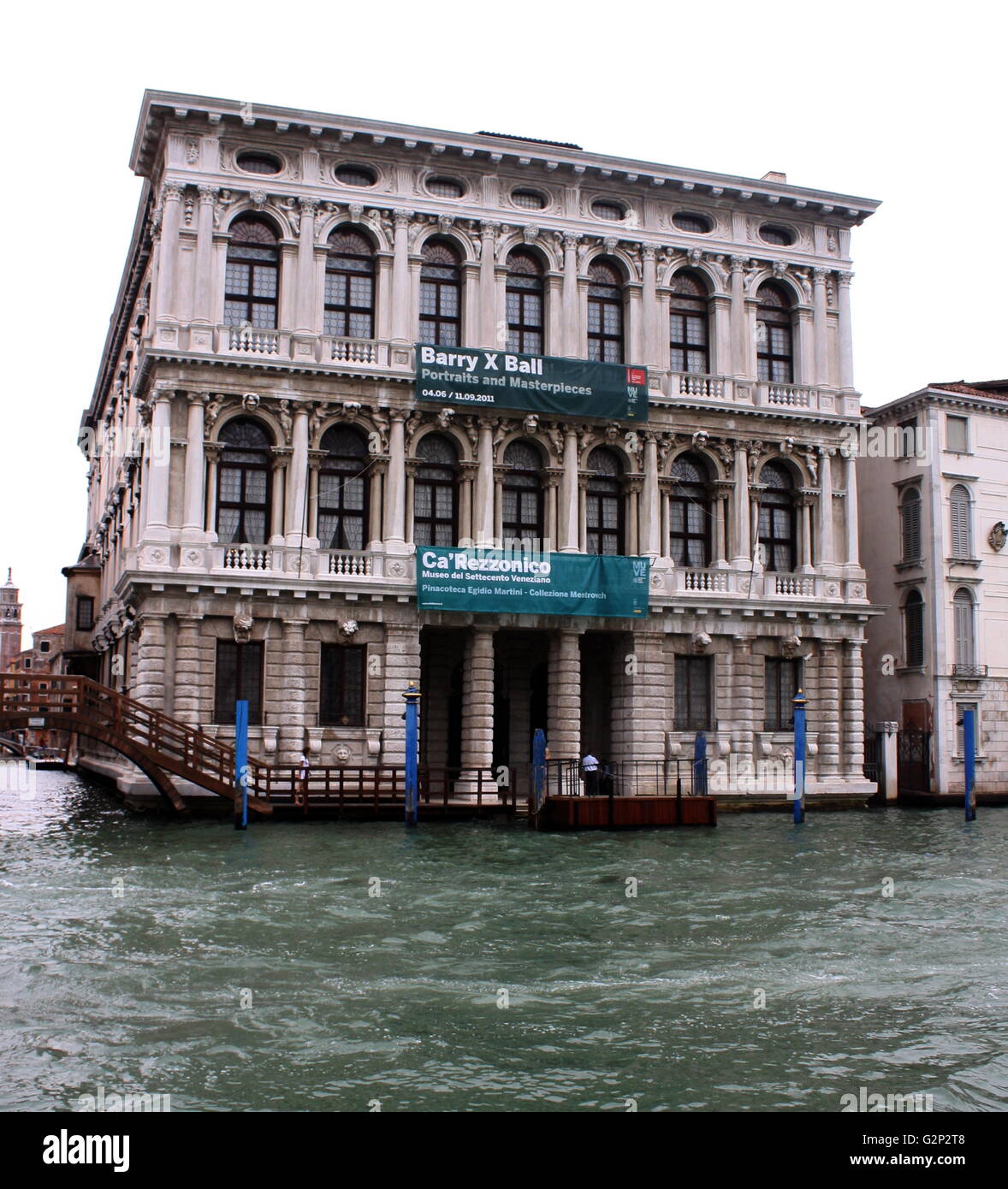 La Ca' Rezzonico. Un palais de style baroque sur le Grand Canal à Venise, Italie. Conçu par Baldassarre Longhena, à la fin du xviie siècle, mais achevé par Giorgio Massari en 1756. Maintenant c'est l'un des 11 musées gérés par la Fondazione Musei Civici di Venezia. Banque D'Images