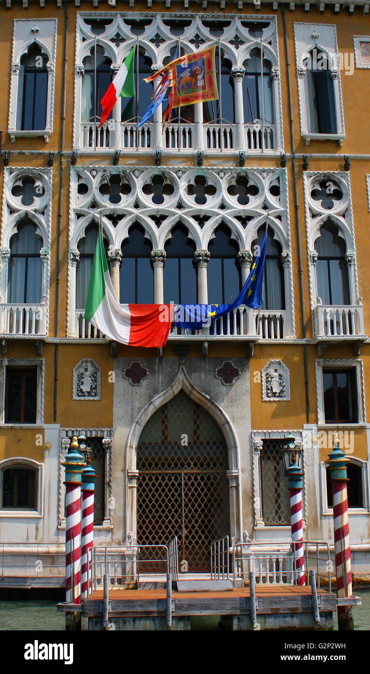 Le Palazzo Cavalli Franchetti, un palais sur le Grand Canal à Venise, Italie. Érigée en 1565, et modernisé en interne dans le 19e siècle (avec des modifications extérieures). Accueil de l'Istituto Veneto di Scienze Lettere e Arti & depuis 1999. Il est fréquemment utilisé pour des manifestations culturelles. Banque D'Images