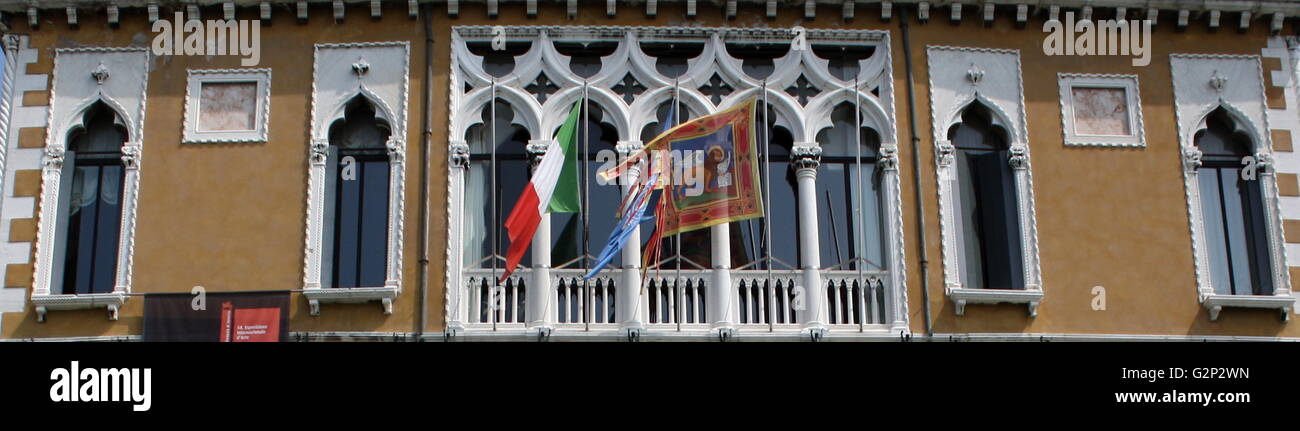 Le Palazzo Cavalli Franchetti, un palais sur le Grand Canal à Venise, Italie. Érigée en 1565, et modernisé en interne dans le 19e siècle (avec des modifications extérieures). Accueil de l'Istituto Veneto di Scienze Lettere e Arti & depuis 1999. Il est fréquemment utilisé pour des manifestations culturelles. Banque D'Images