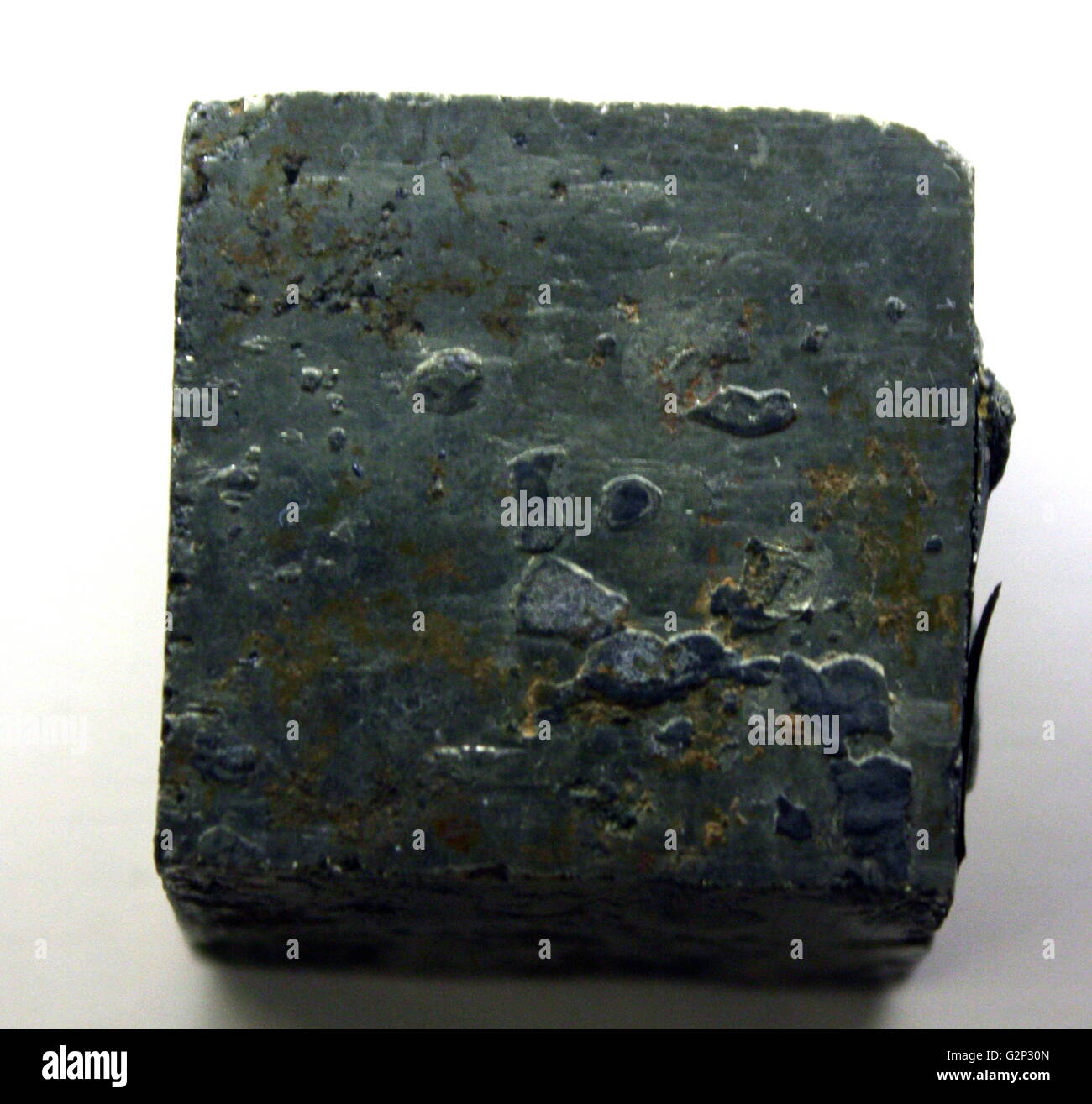 Un bloc carré de la pyrite, également connu sous le nom de sulfure de fer. La surface exposée est souvent un éclat métallique qui a conduit à son surnom de 'fools gold'. Le bloc de pyrite dans cette image a une surface oxydée, plus sombre. Il est le plus commun de tous les minéraux sulfurés. Banque D'Images
