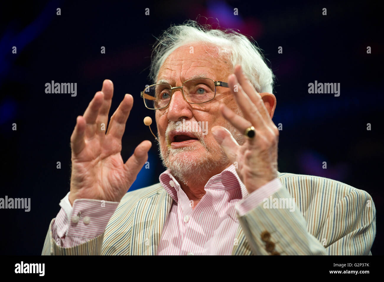 Érudit shakespearien Stanley Wells s'exprimant sur scène à Hay Festival 2016 Banque D'Images