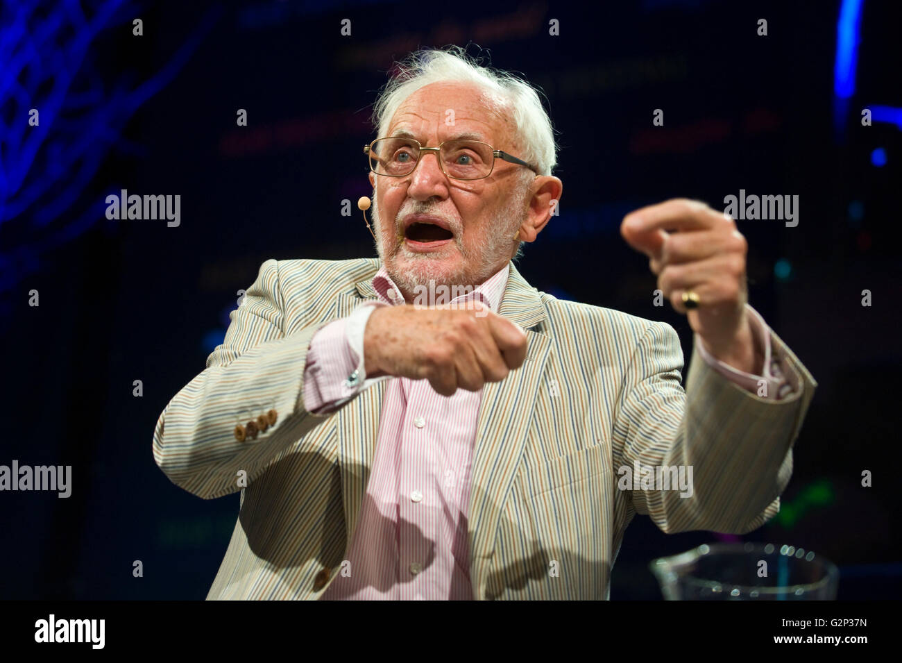 Érudit shakespearien Stanley Wells s'exprimant sur scène à Hay Festival 2016 Banque D'Images