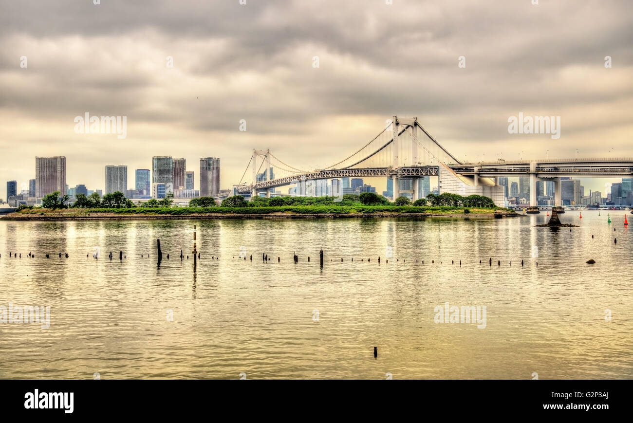 La baie de Tokyo avec le pont en arc-en-ciel Banque D'Images