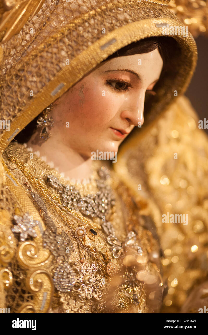 Close-up image de notre Dame du Rosaire (Virgen del Rosario), une sculpture anonyme du 18ème siècle, l'église San Martin, ca Banque D'Images