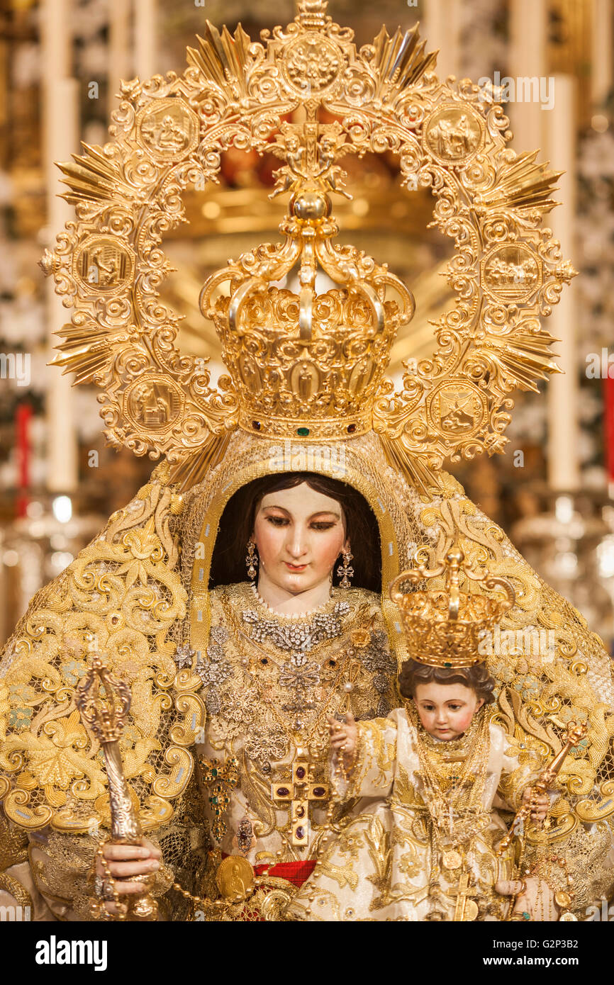 Close-up image de notre Dame du Rosaire (Virgen del Rosario), une sculpture anonyme du 18ème siècle, l'église San Martin, ca Banque D'Images