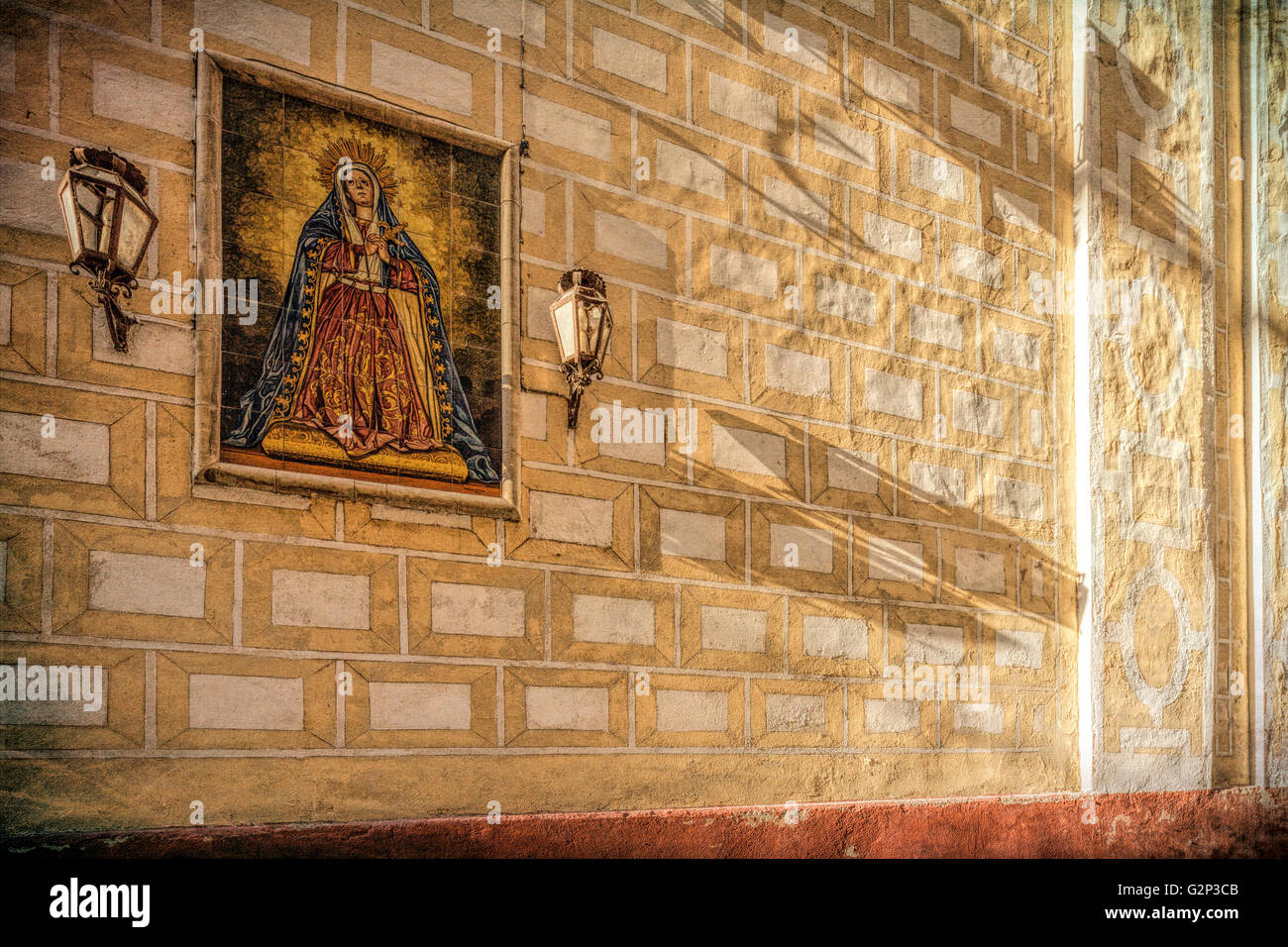 Peinture tuiles de Notre Dame des Douleurs, l'église de Santa Cruz, à Séville, Espagne Banque D'Images