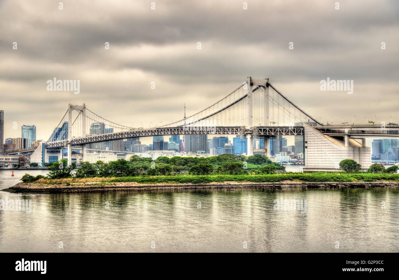 La baie de Tokyo avec le pont en arc-en-ciel Banque D'Images