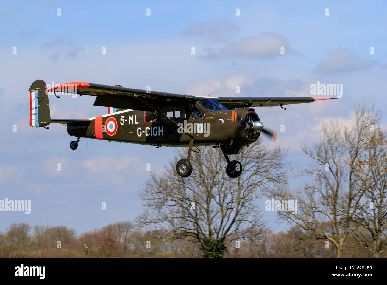 Avions Max Holste MH 1521 Broussard M-5 ML G-CIGH atterrissage à Breighton Airfield Banque D'Images