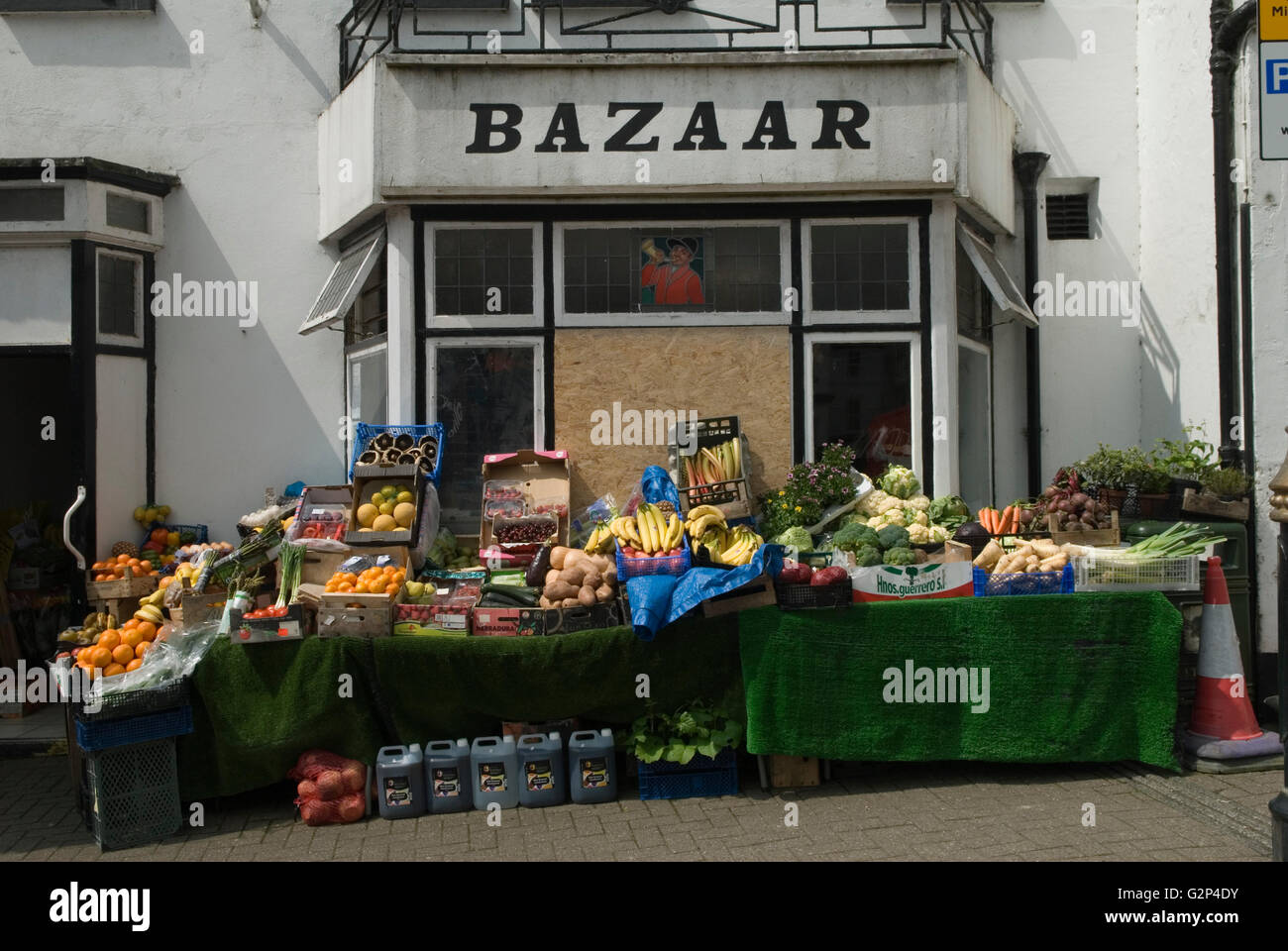 Le pub fermé s'appelait autrefois The Huntsman (vitrail), maintenant un magasin local de Greengrocers vendant des fruits et légumes et d'autres petits articles. Maintenant appelé Bazaar. Cornwall Angleterre des années 2016 2010 Royaume-Uni HOMER SYKES. Banque D'Images