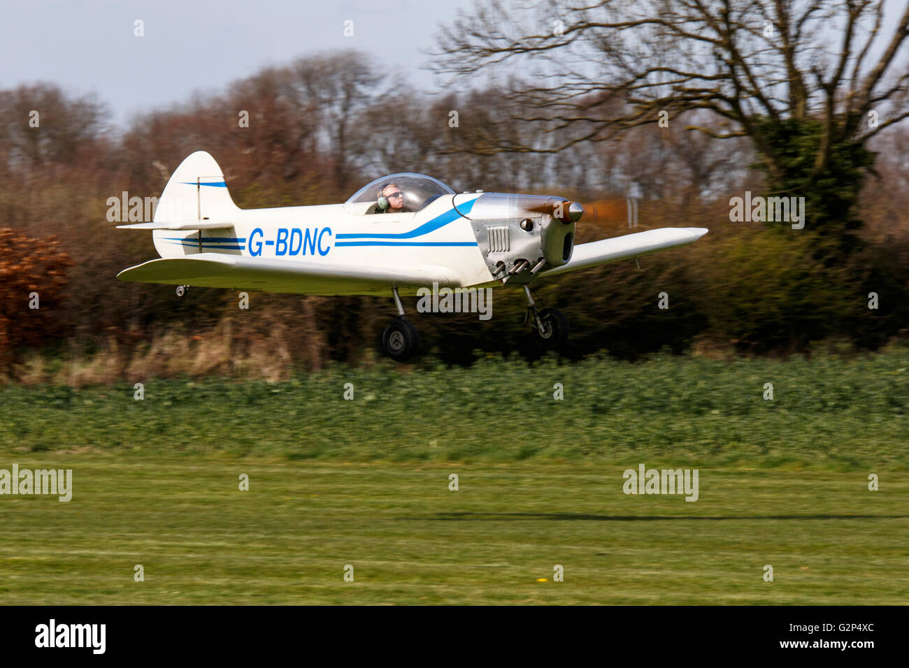 Taylor Monoplane G-BDNC atterrissage à Breighton Airfield Banque D'Images