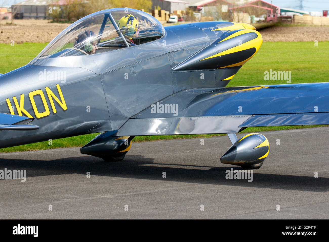 Cars RV-4 G-IKON close-up taxiing à Breighton Airfield Banque D'Images
