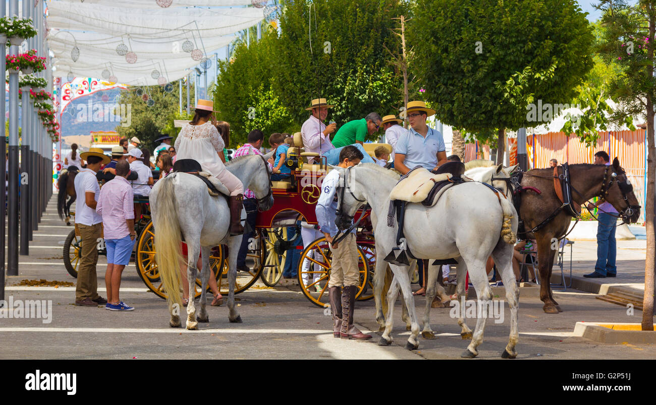 ANDUJAR, ESPAGNE - septembre 6 : hommes femmes et enfants marcher sur leurs montures durant la célèbre foire de l'Andalou Banque D'Images