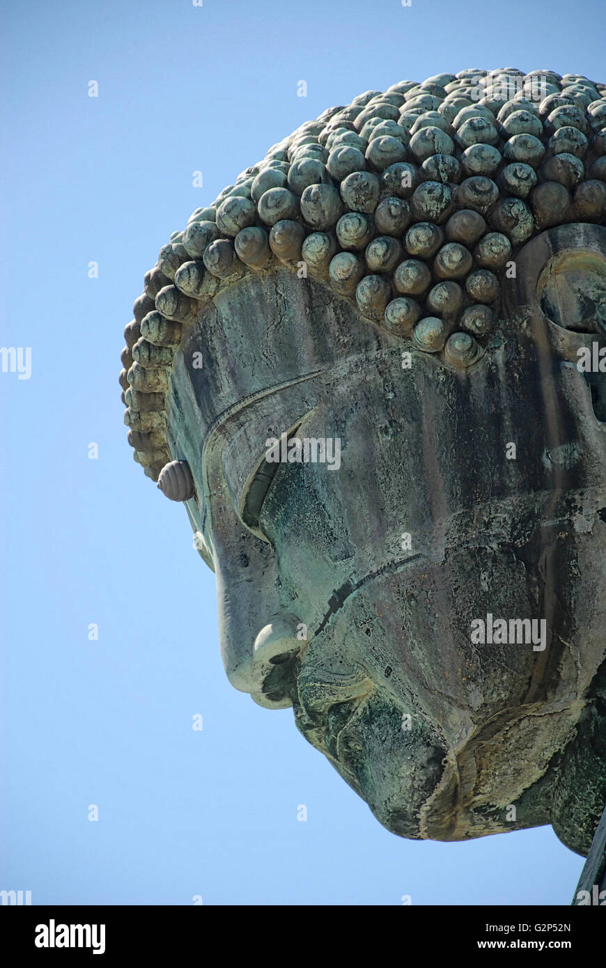 Kamakura, JAPON - 12 août 2007 : vue rapprochée de la statue du Grand Bouddha, une destination populaire pour les touristes bouddhistes et shinto au Japon. Banque D'Images