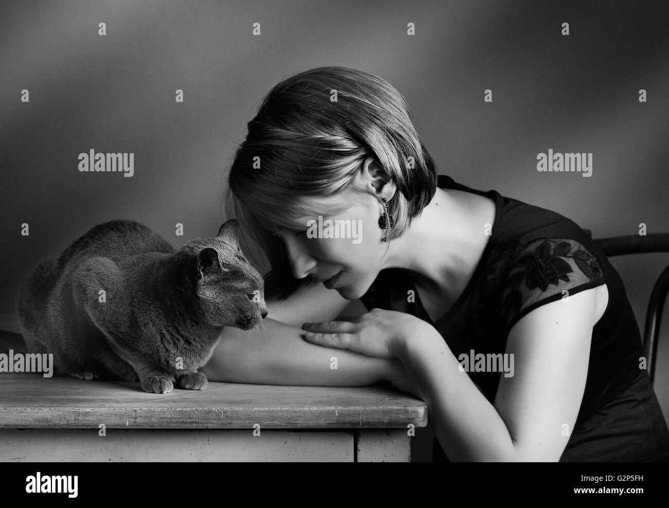 Portrait d'une femme adulte avec son chat bleu russe de race Banque D'Images